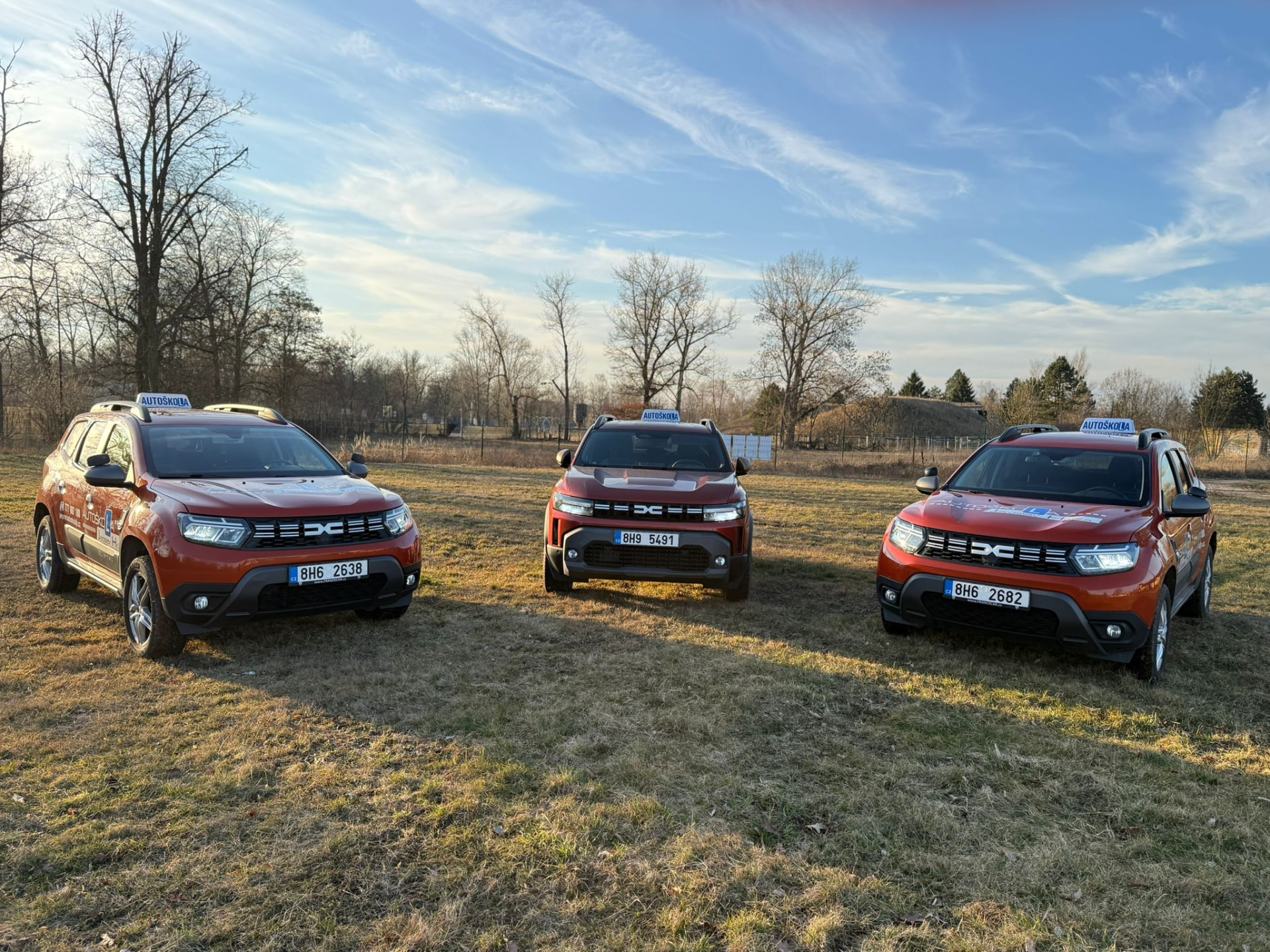 Výcviková vozidla Dacia Duster autoškoly J&H v Hradci Králové